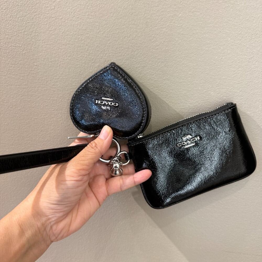 New‼️Coach Wristlet And Heart Pouch With Charm CEO31 Silver/Black